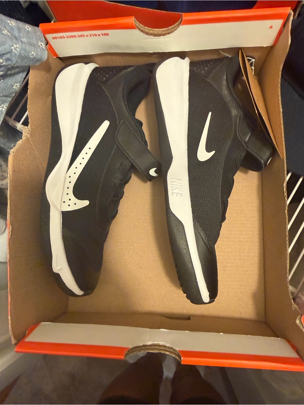 NWT 3Y  Nike Omni Black and White Sneakers